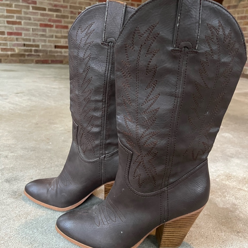 Brown heeled cowgirl boots, good condition! - Picture 3 of 6
